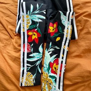 BLACK ADIDAS LEGGINGS WITH FLORAL ACCENTS